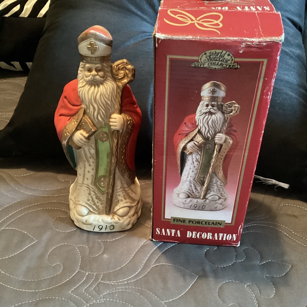 Vintage World Showcase fine porcelain Edwardian era Sant figurine